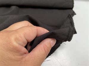 Heavy gabardine - krølfri buksestof i twill look og i sort
